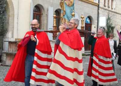 des porteurs heureux